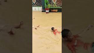 Banjir Lagi!! Anak-Anak Bermain Banjir #shorts #perosotan #flood #berenang #swimming #rain