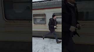 Помощник машиниста электропоезда ЭД4М-0287 бежит в кабину на ст. Болшево