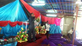 Apostle  Stephen Nyanzila akiombea waamini kanisa la BOCIAM lililopo Manyanya Kinondoni Dar Es Salaa