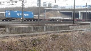 186 104-6, TRAXX Railpool containertrein, en VIRM 8705,  Barendrecht 28-2-2012.