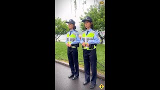 沥沥小雨中偶遇两位女警察巡逻，又美又飒 4K #police#警察