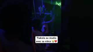 Tiakola au studio avec sa nièce 😭❤️