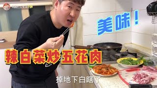 韩国打工小胖下班陪媳妇去买菜，回家还得自己炒菜，朝鲜族泡菜酸了还能吃吗？【韩国打工生活小胖】