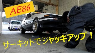 AE86をジャッキアップしてスタンドに載せます♪