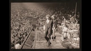 新着- Bob Dylan、1974年のライヴ音源27枚組ボックスより「It’s All Over Now, Baby Blue」の音源が公開