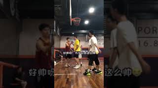 偷拍一个来打篮球的男孩子 终于知道为什么女孩子不懂也喜欢看球了