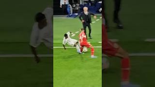 VINICIUS JR RECIBE UNA FALTA Y ANCELOTTI REACCIONA DESDE EL BANQUILLO #football #shorts