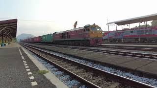 4K หัวรถจักร รถไฟ ขบวน 4532 บรรทุก ตู้สินค้า วิ่งผ่าน ชุมทางศรีราชา | Container Train Sriracha