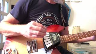 Weird guitar playing gadget on Rickenbacker 12 string