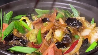 This cabbage stewed vermicelli is often made every winter. The method is simple  delicious and deli