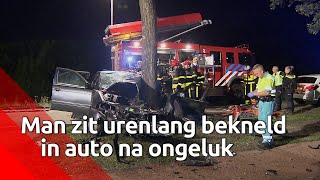 Man zit urenlang bekneld in auto na crash tegen boom