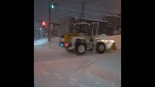 走行中のショベルカー　#吹雪　#ショベルカー　#札幌　#除雪