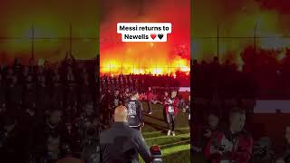 The welcome Messi received when returning to the Estadio Marcelo Bielsa, where his journey began ❤️🖤