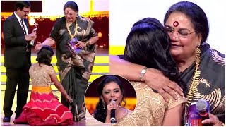 Sithara Krishnakumar Shows Her Gratitude Towards Legendary Singer Usha Uthup At South Awards Show