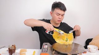 小伙想创业在家自制煎饼果子，没想到5块钱一个的煎饼果子这么难