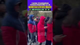 1月7日，河南登封，少林寺臘八節為游客施粥送福，大家紛紛從外地趕來 現場人山人海，少林小武僧手捧粥碗 祝大家臘八節快樂，討一碗粥 來年好兆頭 事事“粥”到 ！#河南dou知道 #臘八節 #萬事