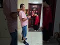 夫妻吵架，老婆氣得要出門，丈夫一招就制服她，乖乖的回家 搞笑 funny