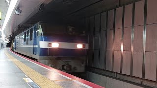 大阪駅うめきたホームを通過する2060レ補機付き貨物