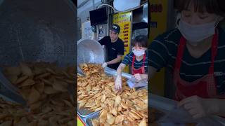 경동시장 야끼만두 대박 맛집~ 어머님과 아드님이 오랜 세월 야끼만두로 사랑을 받아오고 있는곳~ 여기는 짱구네 만두. #짱구네만두 #짱구네야끼만두 #경동시장 #만두 #튀김만두