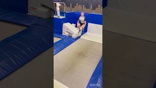 Je tente le double backflip ! #defi #humour #jump #crazy #fyp #gym #trampoline #tricks #cirque