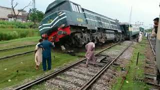 #Pakistani Train گرین لائن پٹڑی سے اتر گئی اف یہ کیا ہو گیا کراچی سے راولپنڈی کو حادثہ #train #vlog