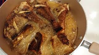 Poisson frit a la sauce tomate et poivrons