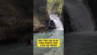 ketika wanita wanita cantik lagi asyik mandi tiba-tiba ada ular ‼️ #ular #mandi #airterjun #seram