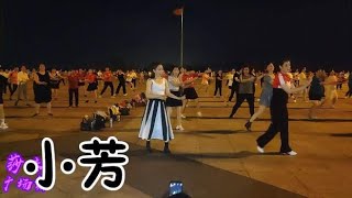 网络热歌广场舞《小芳》，动感32步舞，简单好看越跳越嗨