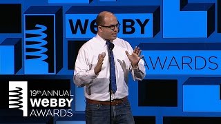 Brian Stelter Remembers Mentor David Carr at The 19th Annual Webby Awards