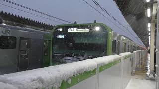 雪の中の山手線新型車両E235系