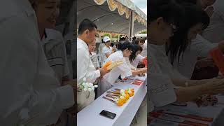 ประเพณีตักบาตรดอกไม้ธูปเทียน วันเข้าพรรษา ณ วัดพระมหาธาตุวรมหาวิหาร ของชาวนครศรีธรรมราช