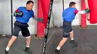 JULIO CESAR CHAVEZ SR LOOKING AMAZING ON HEAVY BAG! TRAINING HARD FOR FINAL EXHIBITION FIGHT!