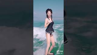 街拍(32) 边冲浪边跳舞的网红美女小姐姐？#街拍 #抖音 #tiktok #网红 #小姐姐 #shorts