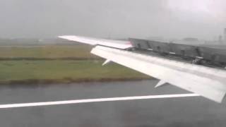 台風19号日本接近中に着陸する飛行機 Airplane landing in the typhoon