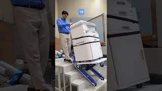 전동계단운반기 CT300 탱크 모양 처럼 생긴 운반기로 최대 300kg 까지 운반 가능한 제품