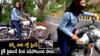 Jersey Movie Heroine Shraddha Srinath Fall Down From Bike At Shooting Spot | Life Andhra Tv