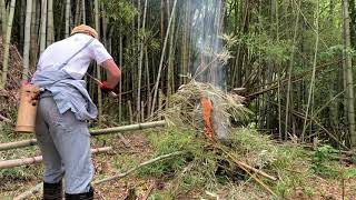 夏の焚き火大会。朝から竹を燃やす。竹の枝葉と松ぼっくりで着火せよ！