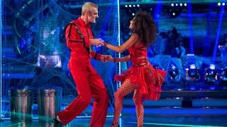 Jeremy Vine \u0026 Karen Clifton Salsa to 'Thriller' - Strictly Come Dancing:  2015