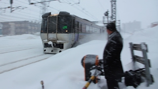 日本の美しい景色雪の中を走る列車 - Trains in Winter in Japan !