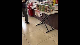 コンビニで列に並ばずに騒ぐお爺さんが陳列されてる商品を叩く😱　#迷惑な高齢者