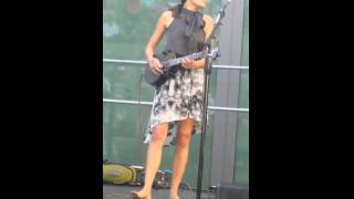 Increíble Chica tocando la guitarra