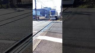 鹿児島市電【9507号】脇田1号踏切を通過します。#shorts #鹿児島市電 #tram