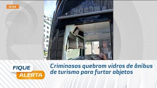 Criminosos quebram vidros de ônibus de turismo para furtar objetos