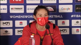 王思雨感谢现场球迷支持 | 中国女篮vs美国 —— FIBA女篮世界杯2022年。