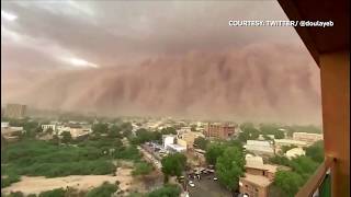 Towering sandstorm sweeps across Niger's capital