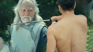 【Kung Fu Movie】Japanese expert despises old man, who, well-hidden, defeats him with a single hand.