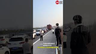 高速堵车交警疏导交通，男子站货车箱上喊大家挪车 高呼样子把大家逗笑#高速 #应激车道 #搞笑