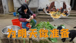 Ask someone to help with work at home, the eldest sister and mother-in-law go pick vegetables