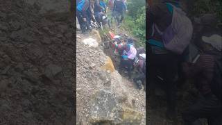 MOTOCICLISTA AL BORDE DE CAER AL RÍO