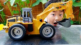 중장비 자동차 장난감으로 모래놀이 해봐요! 예준이의 포크레인 트럭 어린이 장난감 놀이 Construction Vehicles Toy Video for Kids